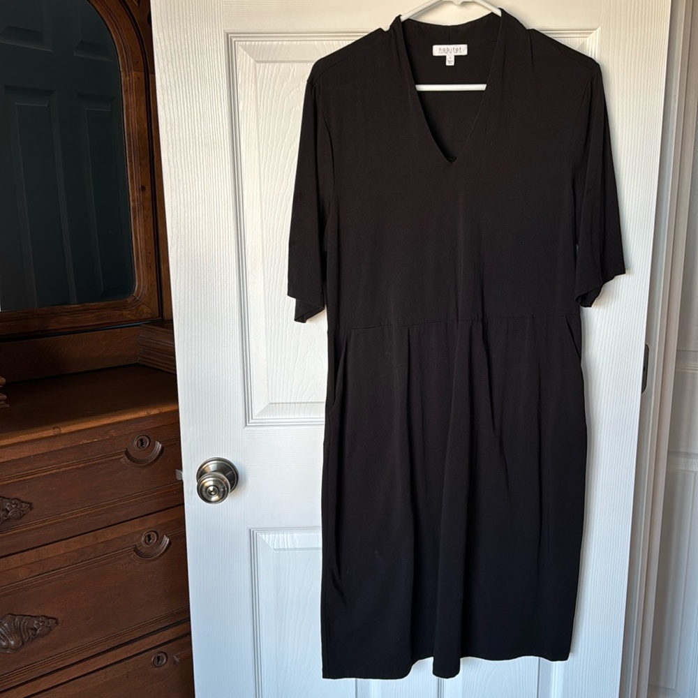 Habitat clothing brand black short sleeve dress - knee length w/pockets L